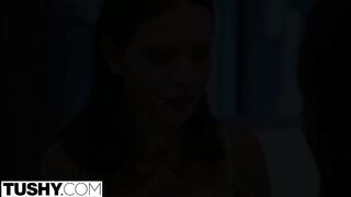 Lana Rhoades seggét egy csoki krapek reszeli