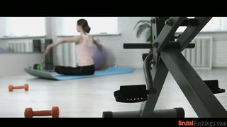 Jogázó tini puncit dug popsiba az edő