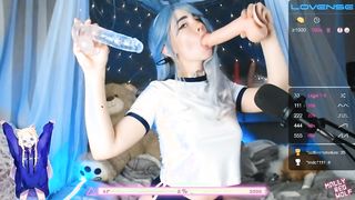 Tini kisasszony két dildot szop