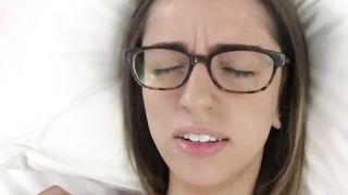 Amatőr szemüveges tini csajszi casting forgatás pornója