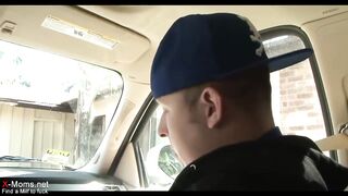Öreg nőci fiatal csávóval baszik