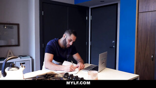 Gyönyörű világos szőke milf a konyhában bekúrva