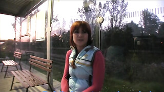 Lucy a buszmegállóban baszik