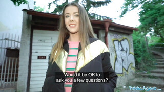 Sybil egy kicsike pénzért bárkivel szexel