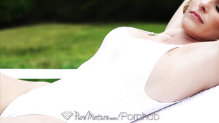 Cory Chase seggluka megdöngetve
