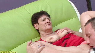 Öreg érett nő és a fiatal hapsi