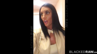 August Ames muffját barna pasi kúrja
