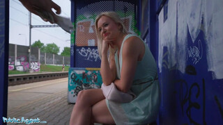 Public Agent - Lily Joy a vonatállomáson szexel