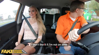 Fake Driving School - Victoria Pure kúrel az oktatóval