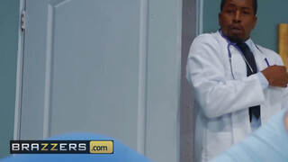Brazzers - Nina Dee seggét a doktor dugja