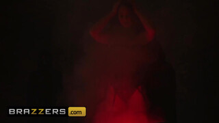 Brazzers - Ariella Ferrera és Isis Love nyaldossák egymást