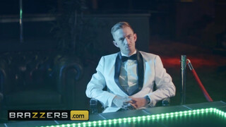 Brazzers - Blanche Bradburry hatalmas dákót kap a segglukába