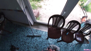 Tetovált orosz tini kisasszony a medencénél kúrel