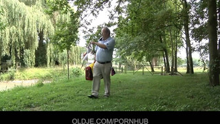 Oldje - Vén csávó dugja a tini hölgyeményt