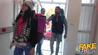 Fake Hostel - Brazil csajszi a pasija előtt kúrel