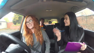 Fake Driving School - kicsike vörös kisasszony eltereli az oktató figyelmét