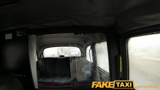 FakeTaxi - kitetovált nőci megbaszva a hátsó ülésen