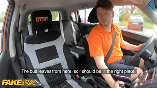 Fake Driving School - vegyvédelmi ruhában ül be a kisasszony a kocsiba