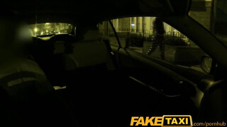 FakeTaxi - Olasz hölgyemény a taxiban dug