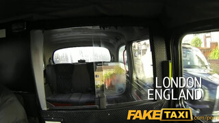 FakeTaxi világos szőke sunát nem nagyon zavarja az idősebb hímtag