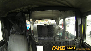 FakeTaxi kanos kisasszonyt meglepetés éri a hátsó ülésen
