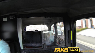 FakeTaxi izgató lány engedi hátsó bejáratba is