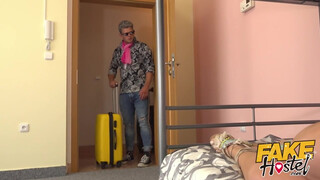 Fake Hostel szűk pinájú olasz picsa és dupla káró