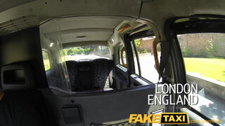 FakeTaxi amerikai félvér hölgyemény kefélni akar
