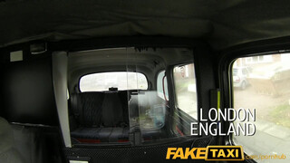 FakeTaxi - telt fekete hajú csajszi pénzért mindent bevállal