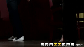Brazzers - Keiran Lee egyszerre basz meg kettő muffot