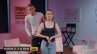 Brazzers - Ella Hughes muffjában a hatalmas hímtag