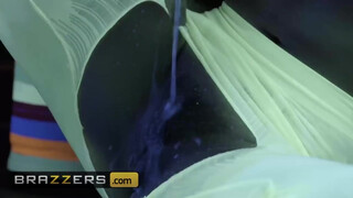 Brazzers - az ázsiai Kendra Spade jó hatalmas dákót talál
