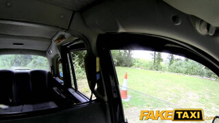FakeTaxi még a sofőr seggét is kinyalja a kiscsaj