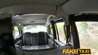 Fake Taxi kifestett spiné kielégíti a sofőrt