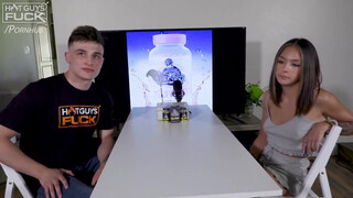 Tini pici mellű csajszi és a tetovált pasi - Hot Guys Fuck