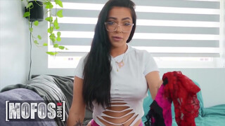 Mofos - Mj Fresh a izgató méretes mellű tini