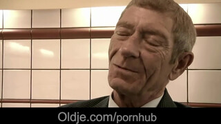 Magyar pornósztár lány kúrel vén hapsival - Oldje