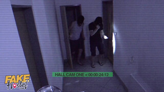 Tini bulát kúrnak a rabló srácok - Fake Hostel