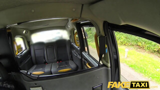 Fake Taxi - Hatalmas tőgyes milf megrakva a hátsó ülésen