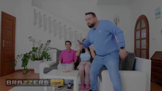 Brazzers - Jennifer Mendez tini manus pöcsén lovagol