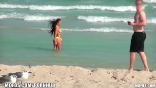 Mofos - amatőr bikinis kiscsaj a partról