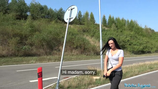 Méretes cickós tini nőci pénzért kefél - Public Agent