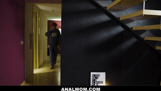 Canela Skin seggluka keményen meghágva - Anal mom
