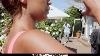 TheRealWorkout - fekete izgató fitness vlogger videója