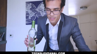 Teens Love anal - gyönyörű lány felkínálja a picsáját