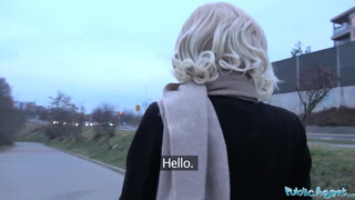 Public Agent - világos szőke fekete lány és a vastag kukac