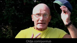 Idős tata análba reszeli a gyönyörű tinit