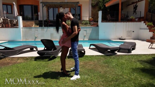 MOMxxx - Tina Fire a méretes keblű csoki milf