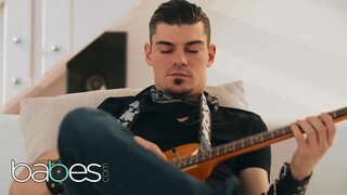 Babes - Mia Evans közösül a gitáros manussal