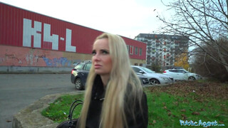 Public Agent - Victoria Pure muffjába betolja a krapek